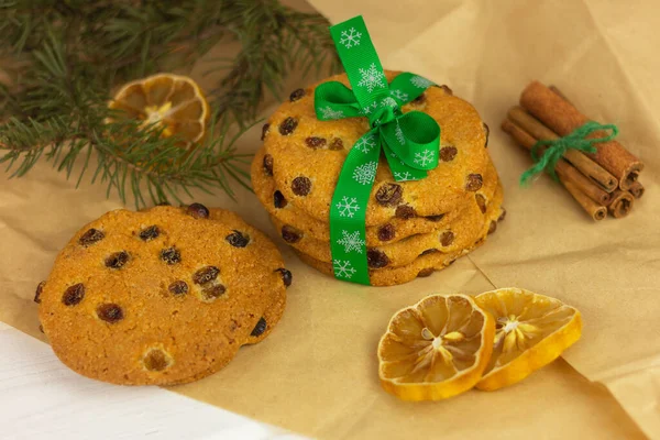 お祝いの手作りクリスマス焼き菓子 レーズンクッキー レモンとシナモン包装紙に — ストック写真