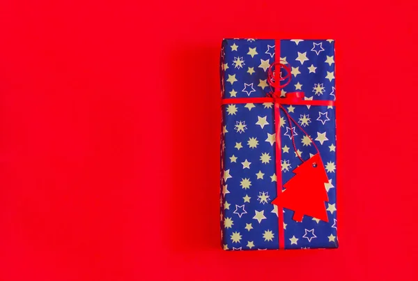 Slavnostní Dárková Krabice Modré Stříbrné Hvězdy Červeným Papírem Vánoční Stromeček — Stock fotografie