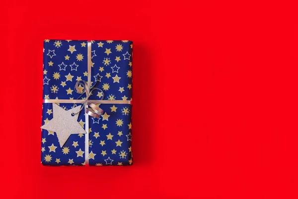 Zblízka Slavnostní Dárkové Krabice Modré Stříbrné Barvy Papírem Vánoční Hvězda — Stock fotografie