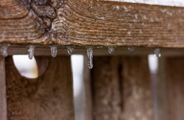 Tahtadaki küçük buz saçakları. Kış Doğal Fenomeni
