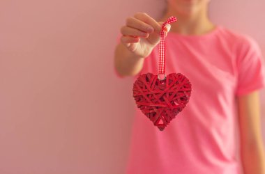 Bir kız uzanmış elinde kalp şeklinde bir mücevher tutuyor. Önünde, fotokopi odası. Aşk, sevgililer günü ve romantizm konsepti