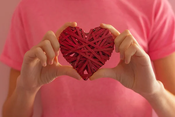 Niña Sosteniendo Corazón Rojo Mimbre Sus Manos Concepto Amor Día — Foto de Stock