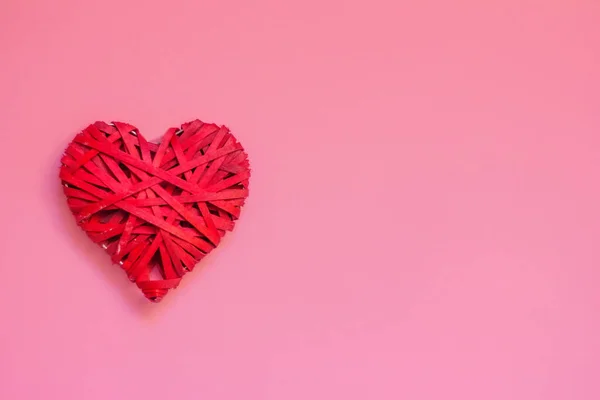 Corazón Mimbre Rojo Sobre Fondo Rosa Con Espacio Para Copiar — Foto de Stock