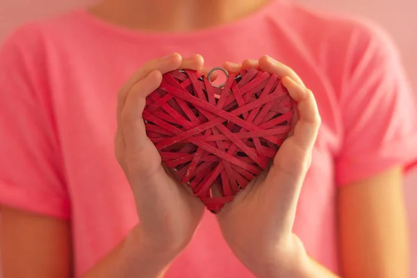 Руки Девушки Обнимают Плетеное Красное Сердце Концепция Любви Валентинов День — стоковое фото
