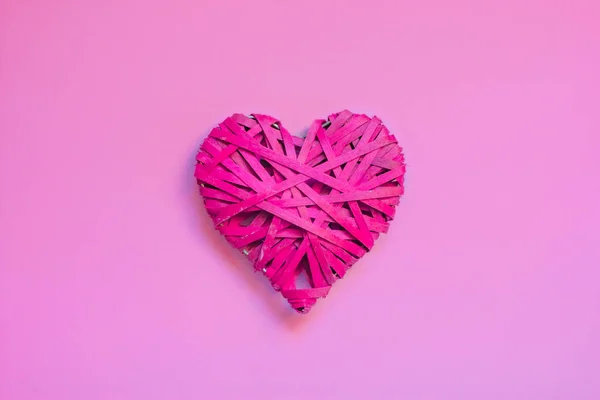 Corazón Mimbre Rosa Brillante Sobre Fondo Púrpura Cerca Concepto Amor — Foto de Stock