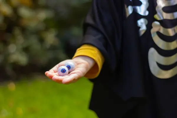 Barns Hand Håller Halloween Godis Form Ögon Närbild — Stockfoto