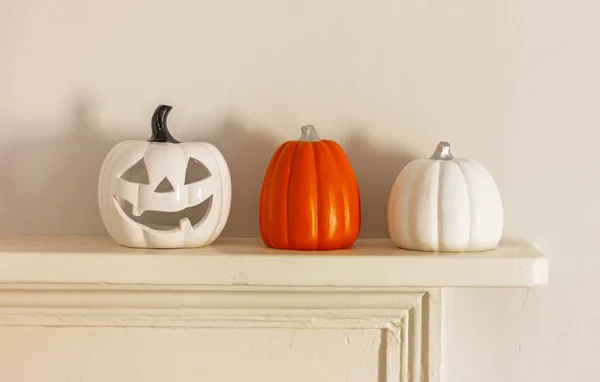 Små Vita Och Orange Pumpa Figurer Och Ljusstake Jack Lantern — Stockfoto