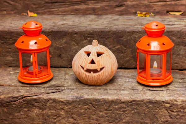Två Orange Lyktor Och Keramiska Halloween Pumpa Trappan Gata Inredning — Stockfoto