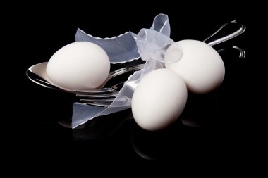 kaşık ve çatal ile haşlanmış yumurta