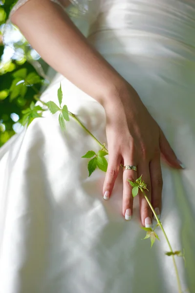 Noiva com manicure perfeita — Fotografia de Stock