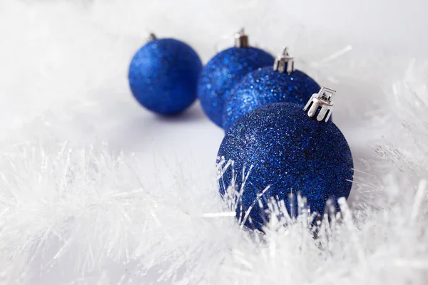 Beyaz arkaplanda mavi noel süslemeleri