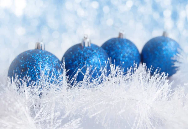 Parlak Noel süsleri. Mavi Toplar ve Bokeh Arkaplanı
