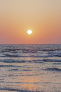 Suyu yansıtan gün batımının görüntüsü