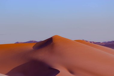 Gün batımında kum tepelerinin yakalanması