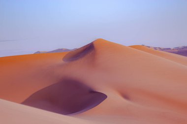 Gün batımında kum tepelerinin yakalanması