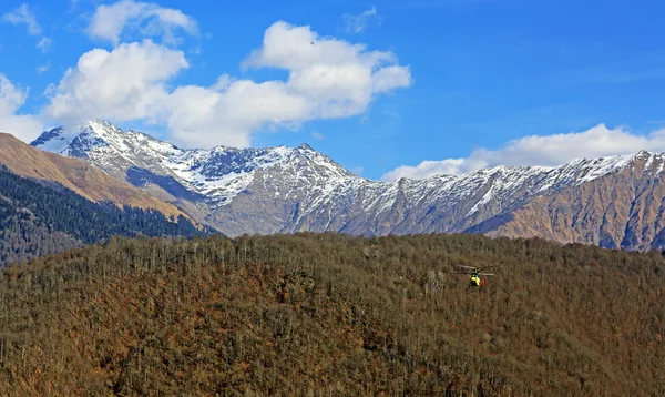 Vrtulník v kavkazské hory, zimní olympijské hry 2014 Stock Snímky