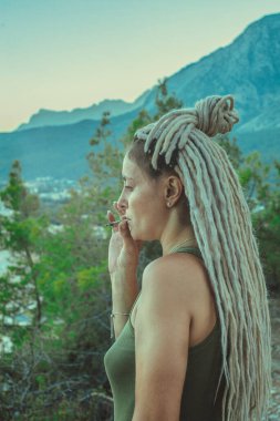 Rastafarian kızı dağlarda sigara içiyor.. 