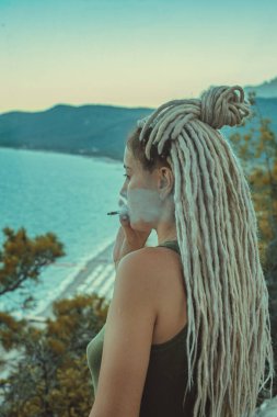 Rastafarian kızı dağlarda sigara içiyor.. 