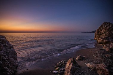 Akdeniz 'in kayalık kıyıları şafakta. 