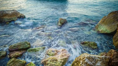Akdeniz 'in kayalık kıyıları.