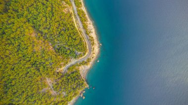Akdeniz 'in kayalık kıyıları.