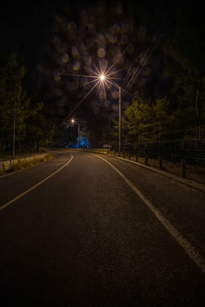 Camino Nocturno Iluminado Por Linternas —  Fotos de Stock