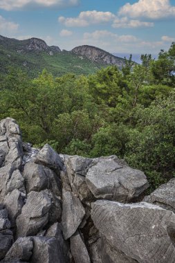 Türkiye 'nin dağlarında kayalar. 