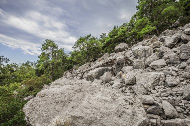 Türkiye 'nin dağlarında kayalar. 