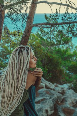 Rastafarian kızı Akdeniz kıyısında sigara içiyor.. 