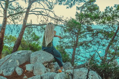 Rastafarian kızı Akdeniz kıyısında sigara içiyor.. 