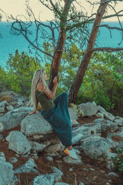 Rastafarian kızı Akdeniz kıyısında sigara içiyor.. 