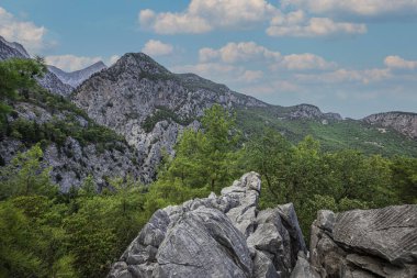 Türkiye 'nin dağlarında kayalar. 