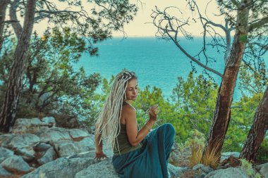 Rastafarian kızı Akdeniz kıyısında sigara içiyor.. 