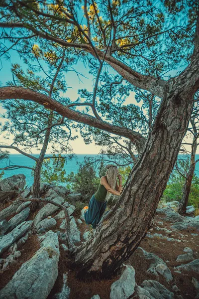 地中海沿岸でスケトウダラを吸っているロシア人の少女は — ストック写真