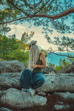 Rastafarian kızı Akdeniz kıyısında sigara içiyor.. 