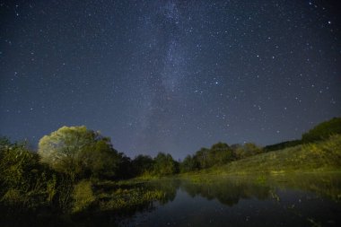 Nehirdeki samanyolu manzarası. 
