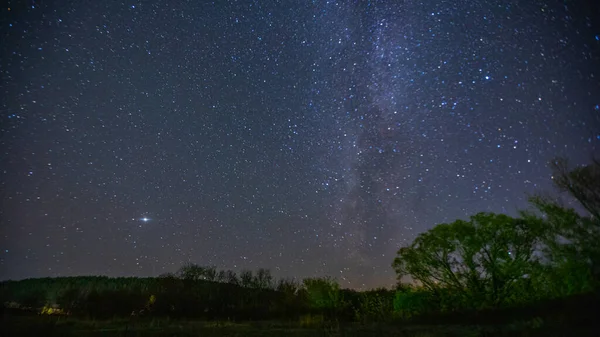 Samanyolu 'nun karanlık gecesi bir Rus köyünde çekildi.. 