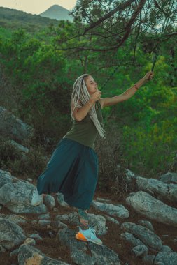 Rasta kızı Rasta Rasta Rasta Rasta Rasta Akdeniz kıyısında dinleniyor.. 