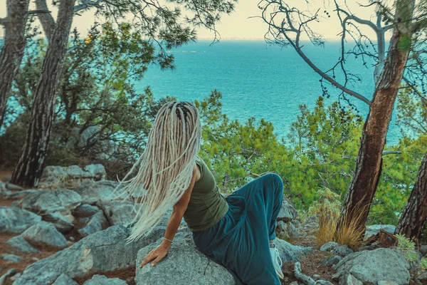 Rasta kızı Rasta Rasta Rasta Rasta Rasta Akdeniz kıyısında dinleniyor.. 