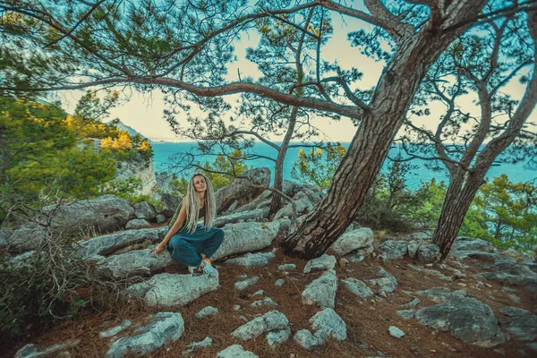 Rasta Chica Con Rastas Descansando Costa Mediterránea —  Fotos de Stock