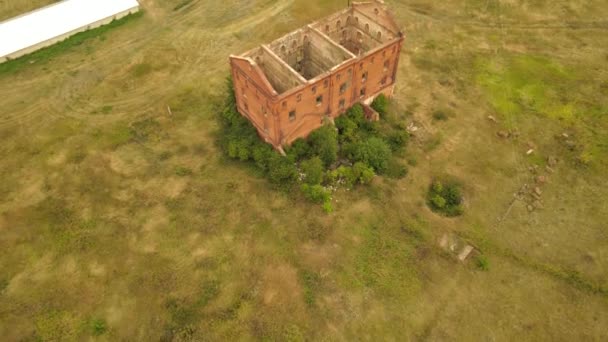 Очень старое заброшенное здание мельницы — стоковое видео