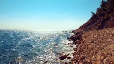 Akdeniz 'in kayalık kıyıları şafakta