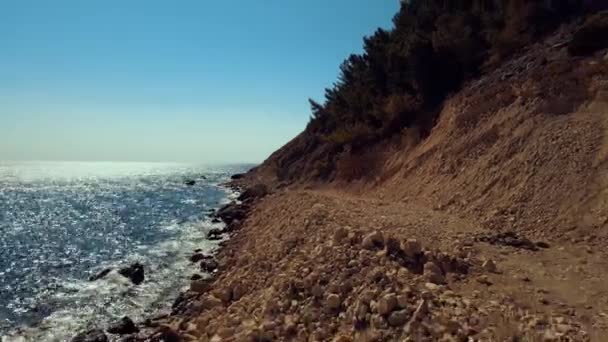 Costa rochosa do mar Mediterrâneo ao amanhecer — Vídeo de Stock