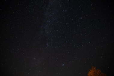 Samanyolu 'nun karanlık gecesi bir Rus köyünde çekildi.. 
