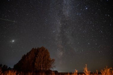 Samanyolu 'nun karanlık gecesi bir Rus köyünde çekildi.. 