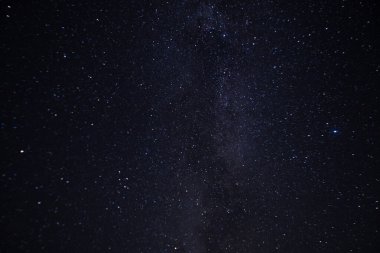 Samanyolu 'nun karanlık gecesi bir Rus köyünde çekildi.. 