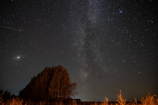 Milchstraße Dunkle Nacht Einem Russischen Dorf Gefilmt — Stockfoto