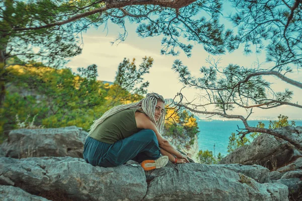 Rasta kızı Rasta Rasta Rasta Rasta Rasta Akdeniz kıyısında dinleniyor.. 