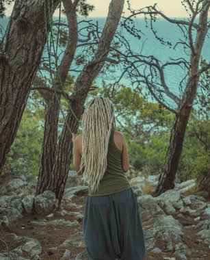 Rasta kızı Rasta Rasta Rasta Rasta Rasta Akdeniz kıyısında dinleniyor.. 