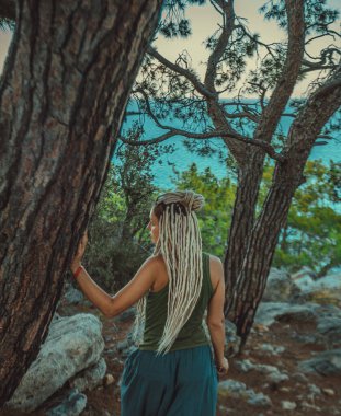 Rasta kızı Rasta Rasta Rasta Rasta Rasta Akdeniz kıyısında dinleniyor.